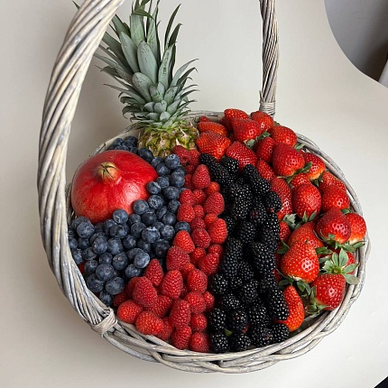 Ягодная фантазия корзина