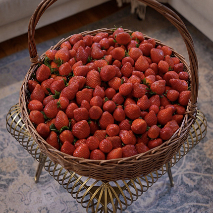 Корзина с клубникой